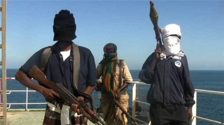 Somali pirates suspected of hijacking oil tanker