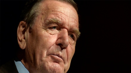 Gerhard Schröder: ABD, Almanya ile bir işgalci gibi davranıyor