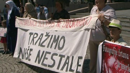 Protest majki Srebrenice u Tuzli