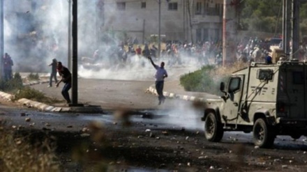 Territori Occupati; Jeep militare sionista investe giovane palestinese 