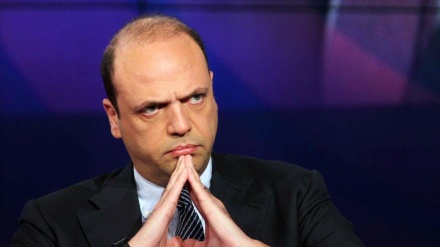 Alfano depone rose sulla tomba di Craxi