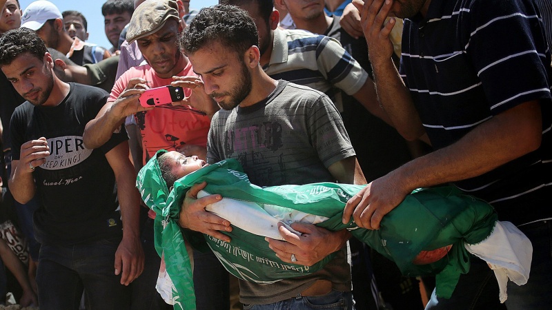 Palastinac drži svoje ubijeno dijete u napadima cionističkog režima