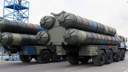 イラン軍の日のパレードの中で、ミサイル防衛システムＳ３００が公開