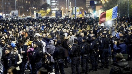Romania, in migliaia protestano contro l'amnistia che salva i politici corrotti