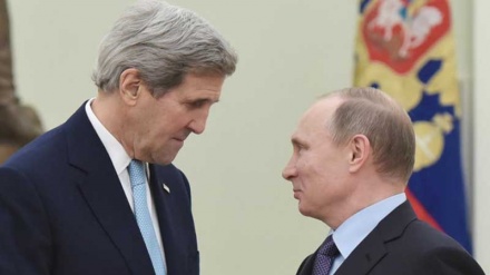 Putin, Kerry'in el çantasıyla alay geçti