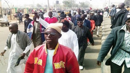 穆斯林的抗议呐喊声回荡在尼日利亚各街头     