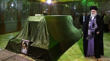  Puntos de vista del Líder de la RII (índices  revolucionarios - 1) (Primera parte de su discurso en el mausoleo del Imam  Jomeini (que Dios lo bendiga)