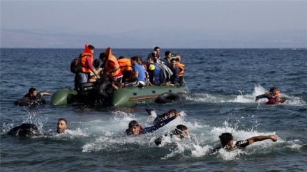 Migranti: 249 rifugiati salvati su un peschereccio a Largo di Sicilia