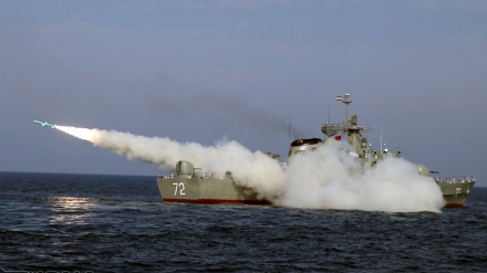 イラン海軍の大軍事演習で、潜水艦が各種のミサイルを発射