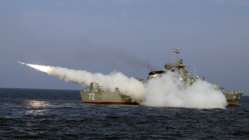イラン海軍の大軍事演習で、潜水艦が各種のミサイルを発射