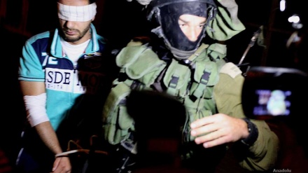 Filistinliler, İsrail askerlerince gözaltına alındı