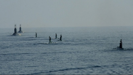 イラン海軍の大軍事演習で、潜水艦が各種のミサイルを発射