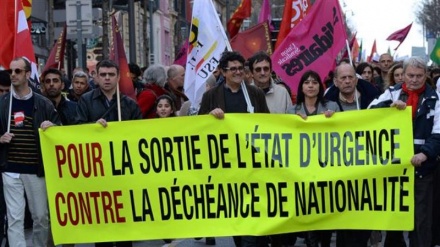 تظاهرات هزاران فرانسوی در پاریس و درخواست استعفای مکرون
