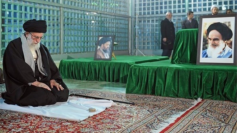 最高指導者が、イスラム共和国の創設者ホメイニー師の聖廟を訪問