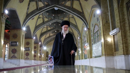 সর্বোচ্চ নেতা আজ সকালে শহীদদের কবর জিয়ারত করেন