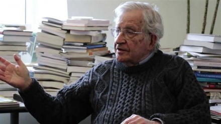 Chomsky: Eropa Tak Mau Dimarahi AS karena Nuklir Iran