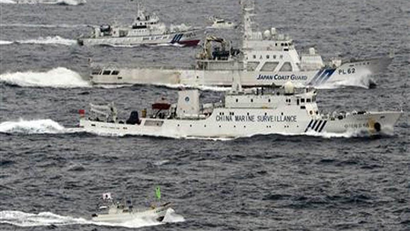 中国船が尖閣諸島近辺の日本の海域に侵入