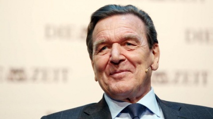 Schröder non vuole lasciare i suoi incarichi in Russia, l'Spd lo scarica 