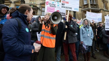 Inghilterra, scioperano i giovani medici: ospedali nel caos