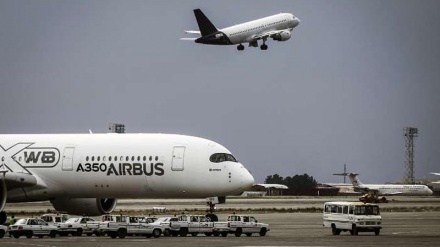 エアバスの新型機Ａ３５０がテヘランのメフラーバード国際空港に着陸