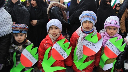 ইরানের বিপ্লবী বার্ষিকীর অনুষ্ঠানে শিশু-কিশোরদের স্বতঃফূর্ত উপস্থিতি