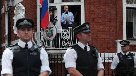 אסאנג': בריטניה ושבדיה מונעות ממני קשר עם ילדיי