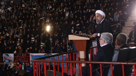 イラン大統領、「イラン恐怖症をイラン称賛に変える」