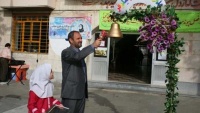 イランの学校で、イスラム革命勝利記念週間の始まりの鐘を鳴らす式典が実施