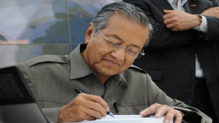 Malaysia’s Mahathir hospitalized for chest infection