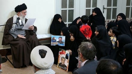 Puntos de vista del Líder de la RII (reunión con familiares de los mártires del 7 de Tir y defensores de santuarios sagrados)