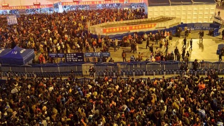 中国で、旧正月の休暇シーズンを前にターミナルは帰省ラッシュ（乗客の波）