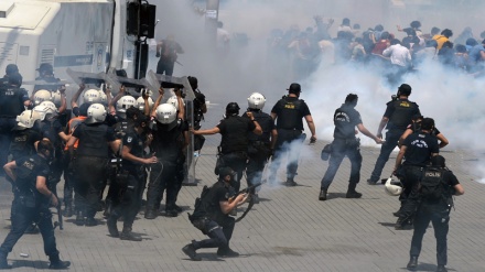 İzmir'de hükümet karşıtı gösteri düzenlendi 