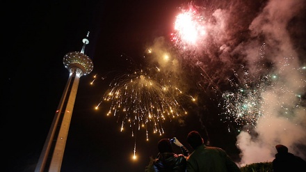 イラン各地で、イスラム革命勝利４０周年を祝う花火の打ち上げ