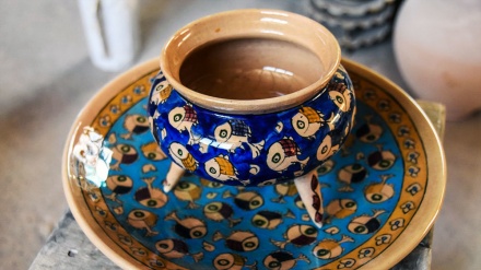 イラン中部イスファハーン州での陶磁器製造（動画）