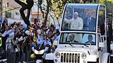 Miles saludan al Papa en su recorrido por Ciudad de México 