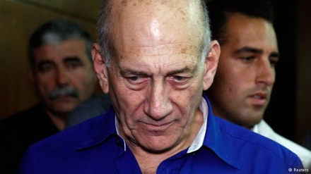 אולמרט טרם כליאתו: ממשיך לכפור באישומי השוחד