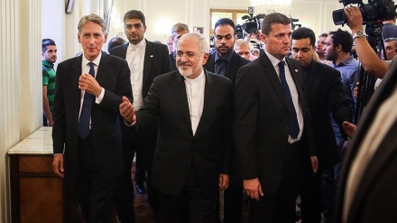 イラン・イギリス外相、地域問題の解決に向けた決意を表明