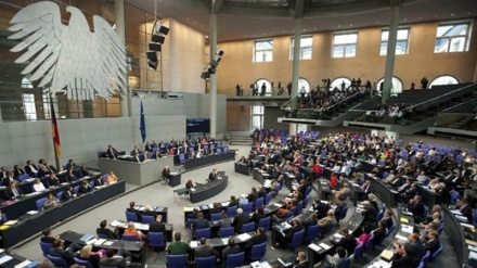 Alman parti İsrail bayrağını yakma yasağına karşı çıktı