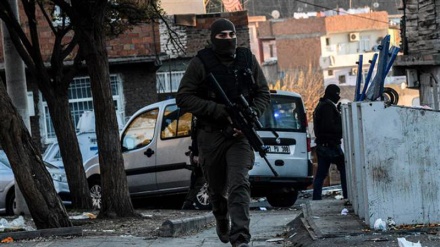 Kilis'e atılan roketin parçaları 1 polisin ölmesine, 2 askerin de yaralanmasına yol açtı