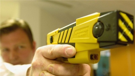 İngiltere polisinin elektrikli coplardan yararlanmasına kınama