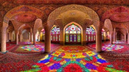 ইরানের নাসিরুল মুলক মসজিদে বর্ণিল আলোর খেলা