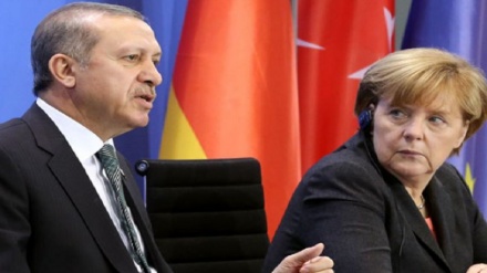 Sığınmacılar konusunda Türkiye ile işbirliği yaptığı için Merkel'e ağır eleştiri