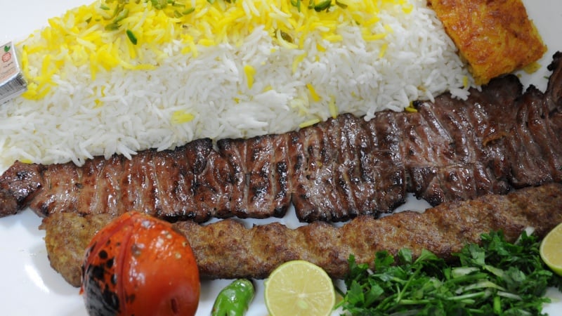 チェロ・キャバーブ（肉の串焼きとご飯）