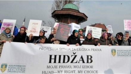Bosnia Erzegovina, 2.000 donne protestano contro divieto velo
