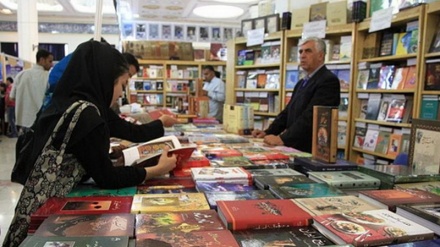 テヘラン国際書籍見本市に６５の外国の出版社の代表者が参加