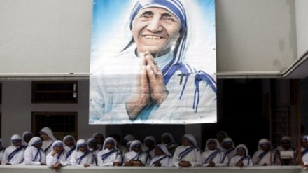 Madre Teresa, la suora dei poveri è santa