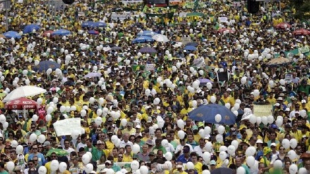 Brazilians urge Rousseff’s impeachment, Lula’s resignation