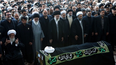 ইরানের বিশিষ্ট আলেম আয়াতুল্লাহ ওয়ায়েজ তাবাসির জানাজার নামাজ পড়ালেন রাহবার