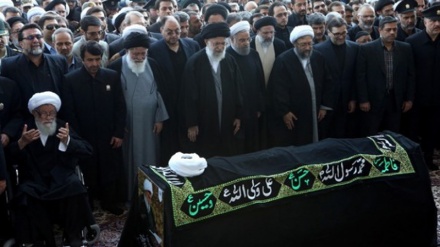 イラン北部のイマームレザー聖廟の管理者ワーエズタバスィ師の葬儀が実施