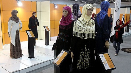 ファジル国際ファッション・服飾祭で、イランのイスラム的な服装の模範が提示